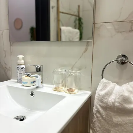 Boho Luxe Terrace - Brand New & Terrace Apartment *